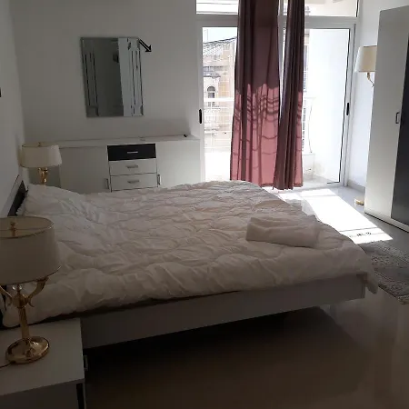 Leonardo Apartment *